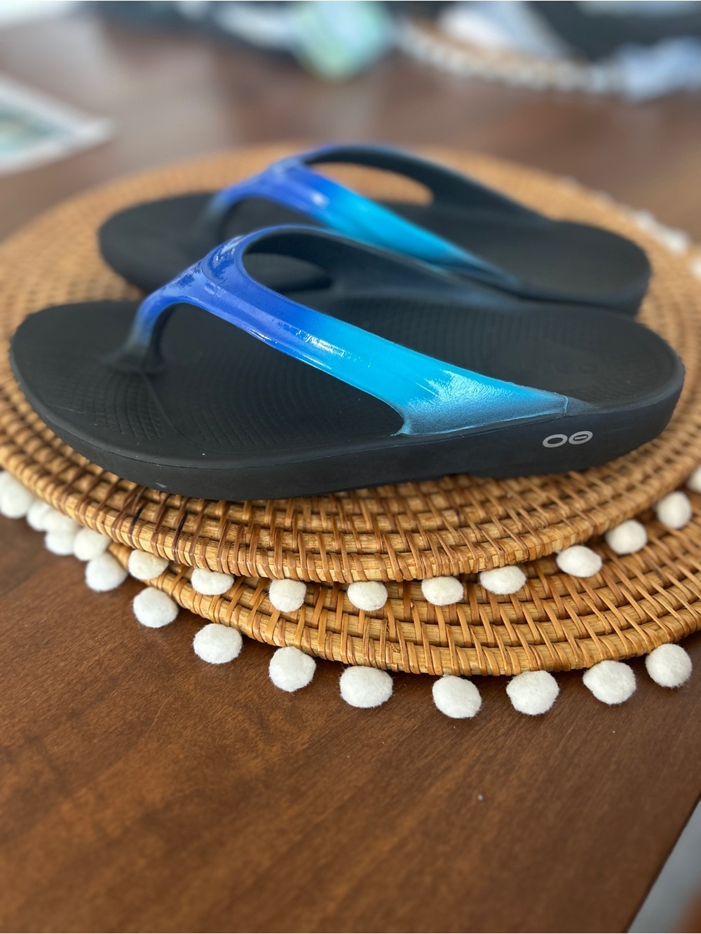 OOFOS Women's size 7 Black Footbed Flip Flops with Blue Ombre Straps (eu 38)